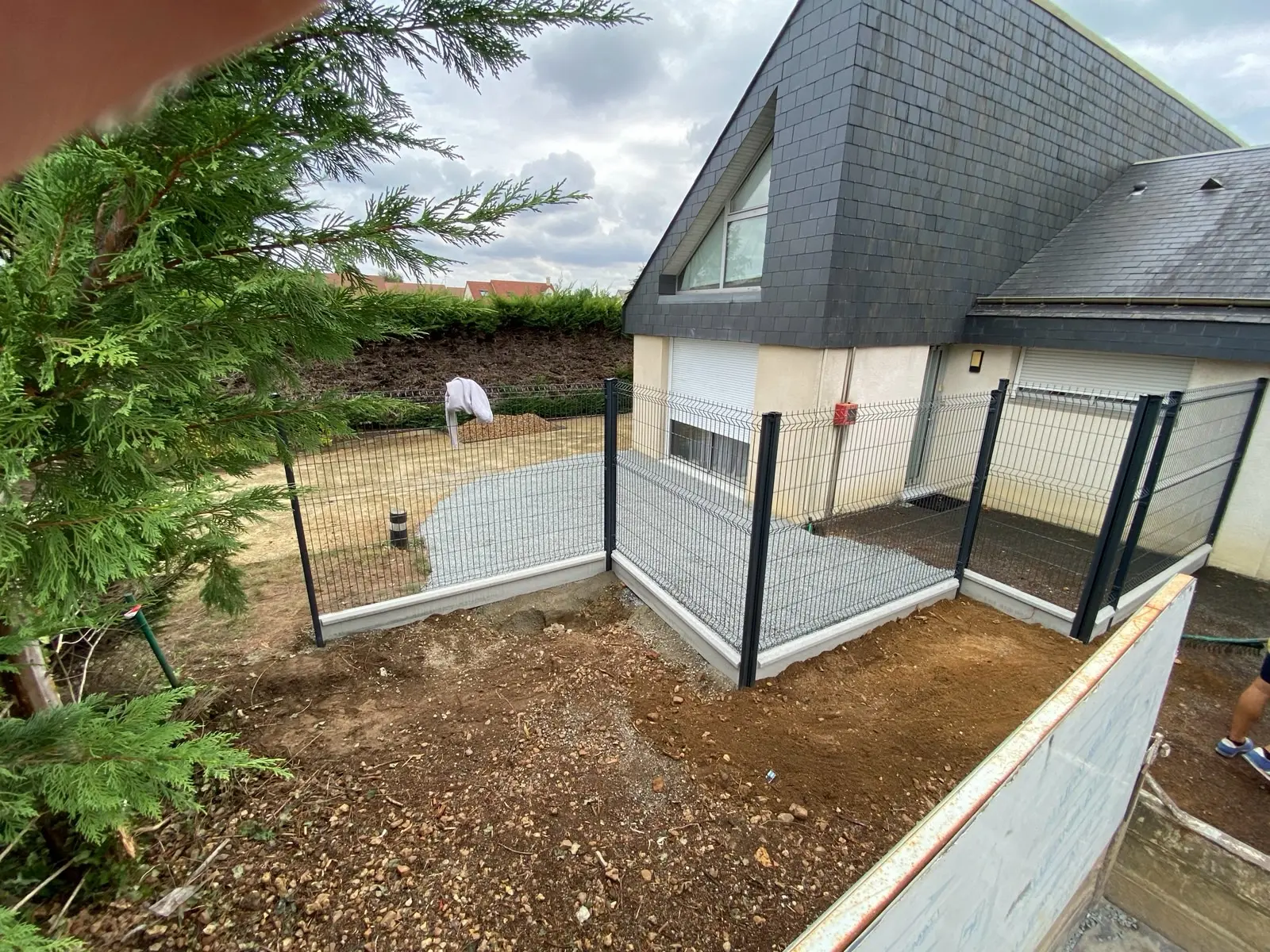 Entreprise soubassement béton pour renforcer durablement une clôture au Mans et dans les Pays de la Loire