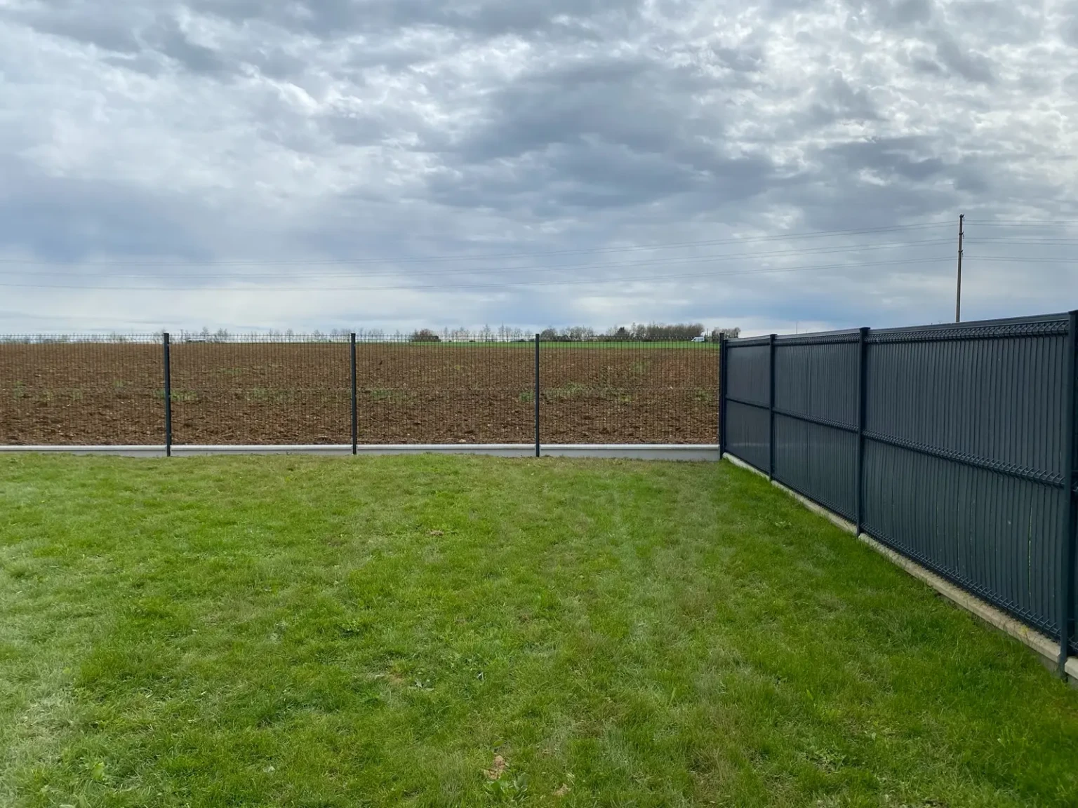 Entreprise pose clôture rigide pour sécuriser et valoriser une propriété au Mans et dans les Pays de la Loire