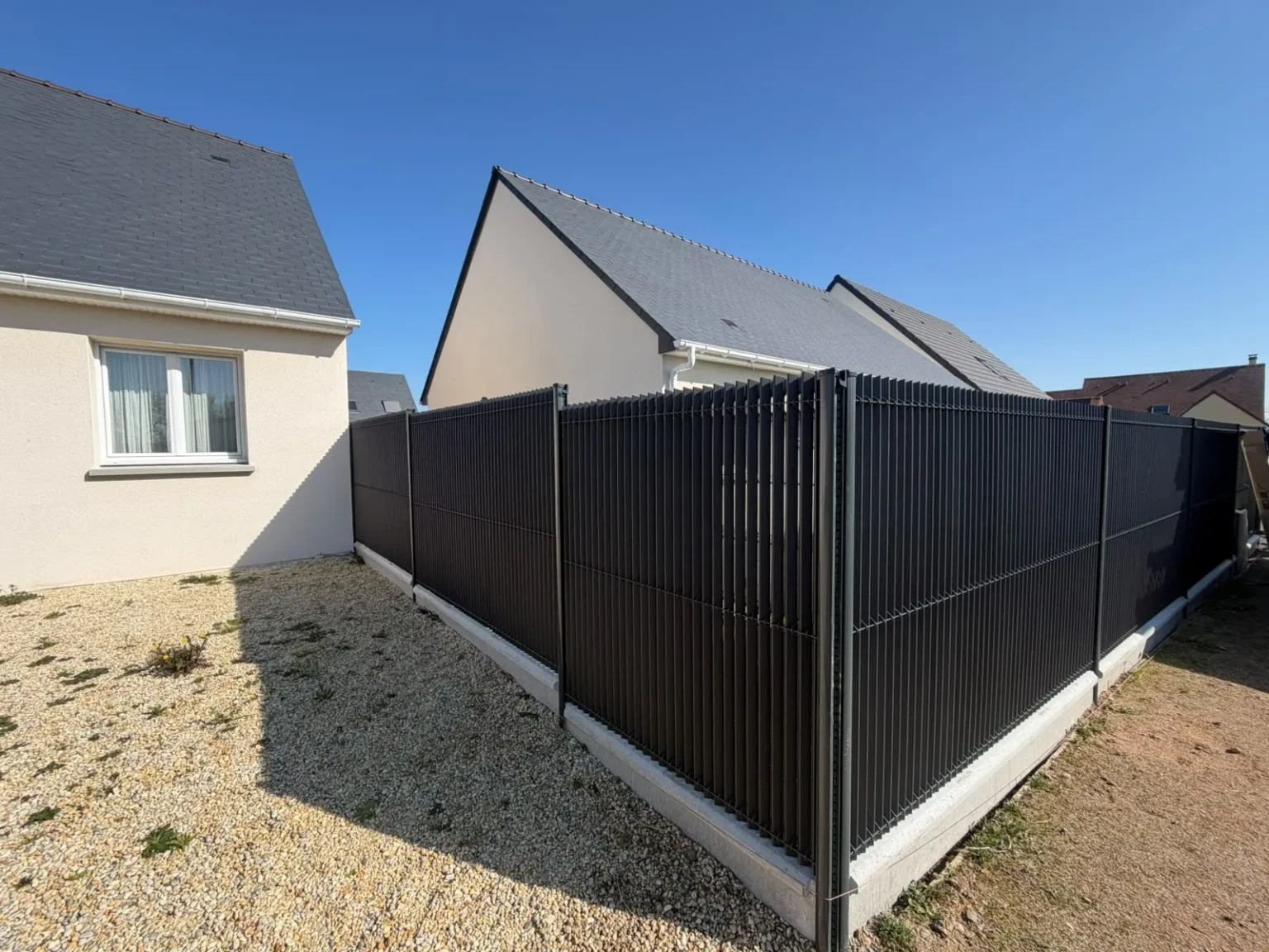 Entreprise pose clôture rigide avec panneaux rigides au Mans et dans les Pays de la Loire