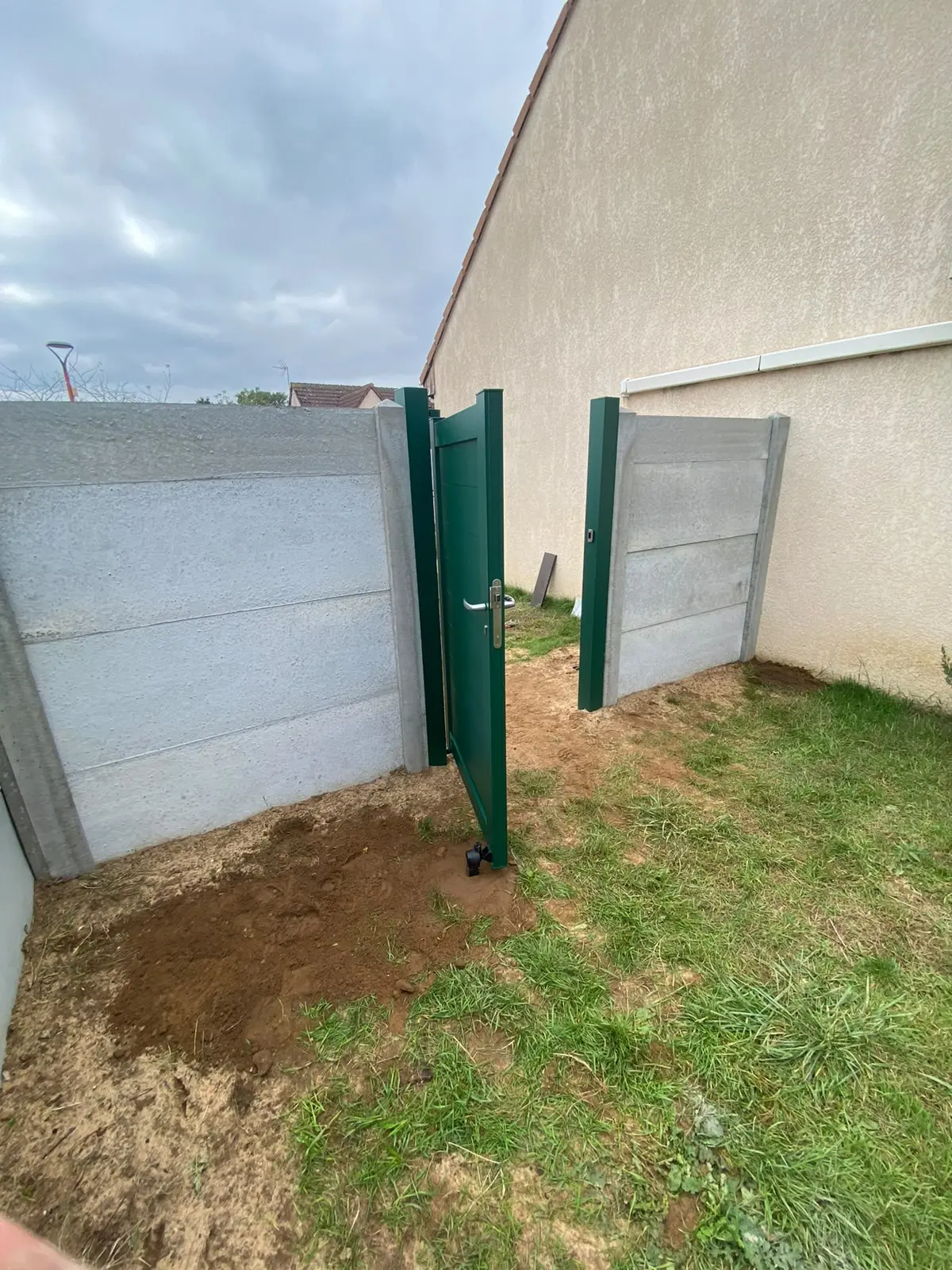 Entreprise pose clôture béton pour valoriser une propriété au Mans et dans les Pays de la Loire